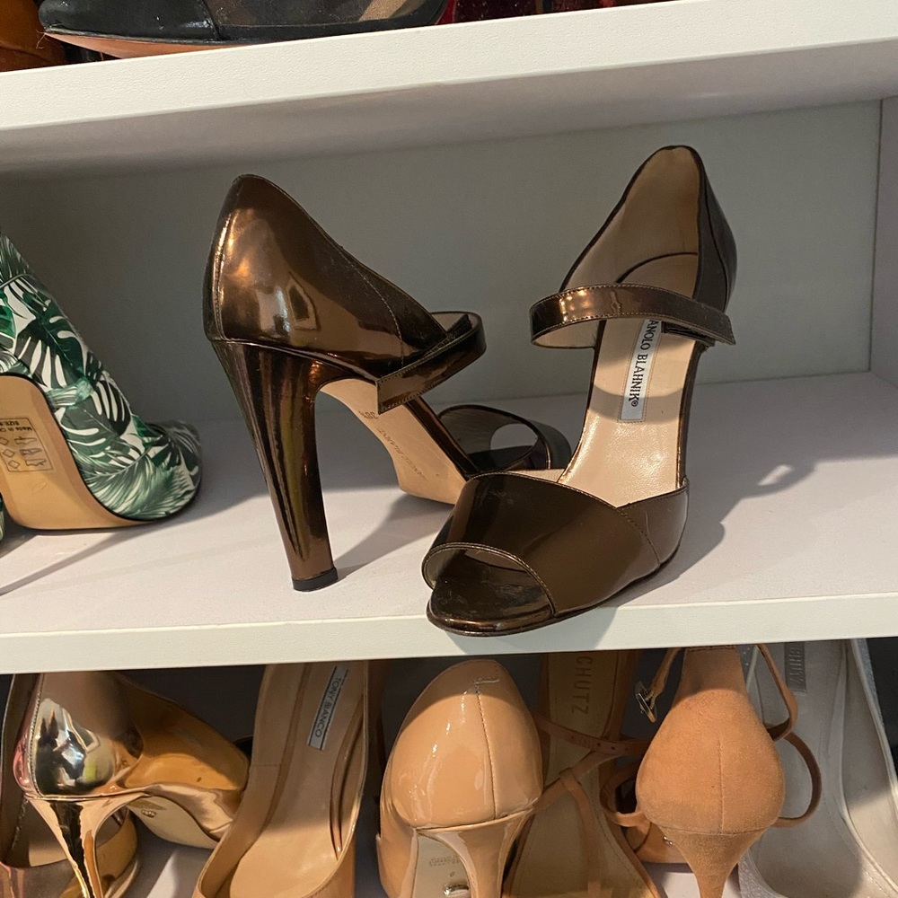 1 HR SALE! EUC MANOLO BLAHNIK bronze heels.